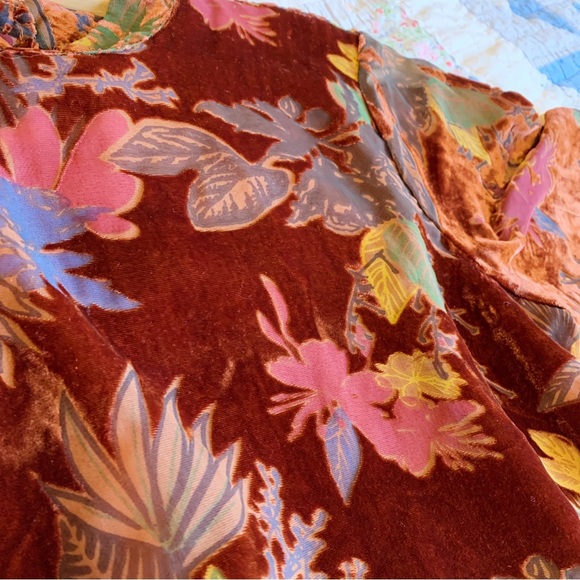 🍁SOLD🍁twik by Simon’s Floral Mockneck Short Sleeved Blouse - Picture 5 of 8